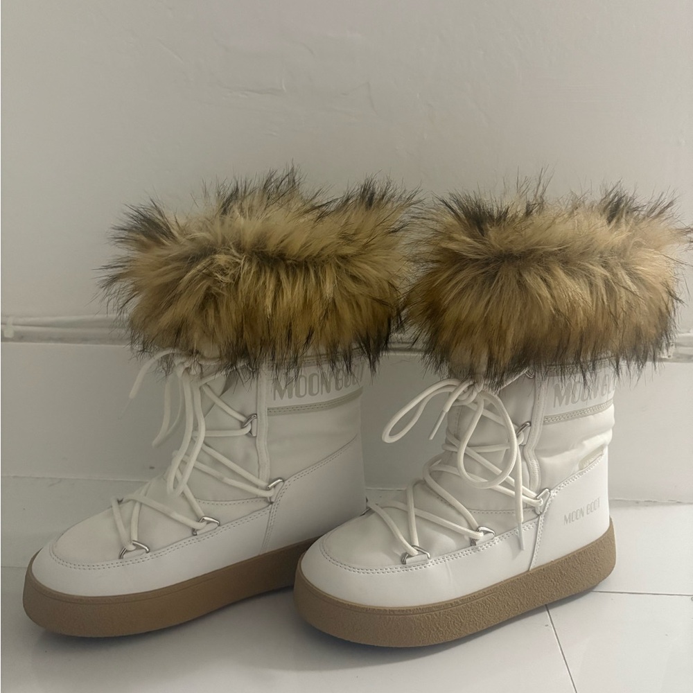 Moon Boots White Boots with Brown Fur Trim